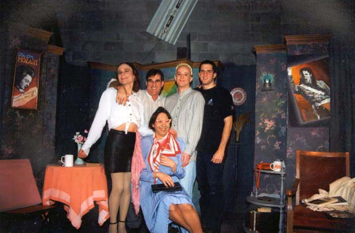 Photo de famille : Creg Girouard, Yves Gauthier, Serge M�nard, Philippe Groulx et Carl Tardif dans "P�pa, M�man, J'vous Pr�sente Mon Mari..."